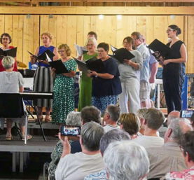 Der a cappella chor unter Leitung von Miriam Ruhstorfer – am Piano Maria Hien. Foto: Anton Hetzenecker.